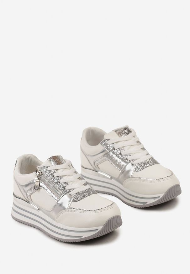 Born2be - Biało-Srebrne Sneakersy na Platformie Ozdobione Brokatem i Suwakiem Heliaza. Nosek buta: okrągły. Zapięcie: sznurówki. Kolor: biały. Materiał: materiał. Wzór: aplikacja. Obcas: na platformie. Wysokość obcasa: niski