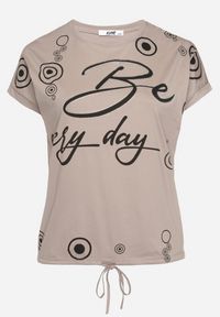 Born2be - Ciemnobeżowy Bawełniany T-shirt z Napisem Be Every Day i Ściągaczem na Dole Ableza. Okazja: na co dzień. Kolekcja: plus size. Kolor: beżowy. Materiał: bawełna. Wzór: napisy. Styl: casual #6