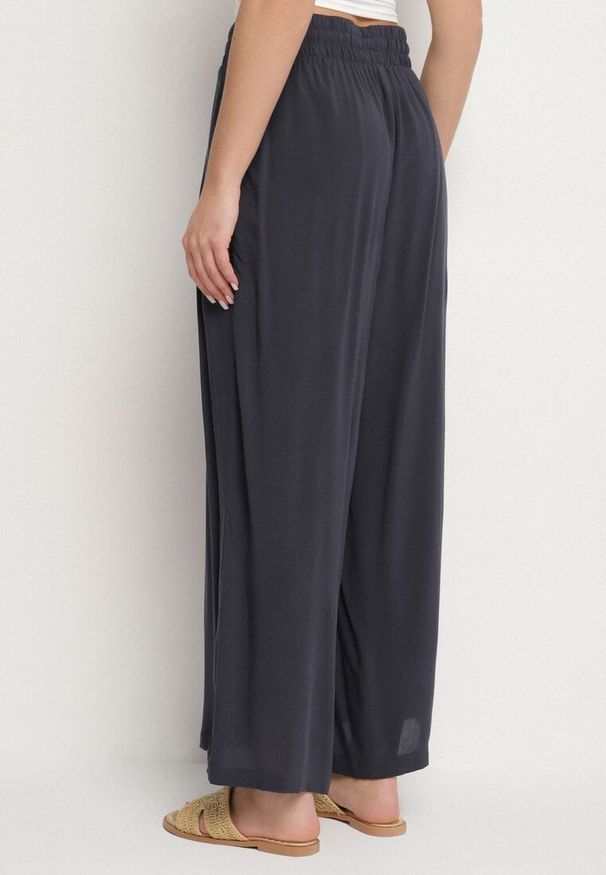 Born2be - Granatowe Wiskozowe Spodnie o Szerokim Kroju Ozdobione Sznurkiem Natamia. Okazja: na co dzień, na spotkanie biznesowe. Kolor: niebieski. Materiał: wiskoza. Wzór: aplikacja. Styl: klasyczny, casual, elegancki, biznesowy