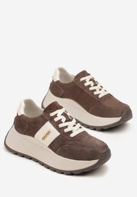 Renee - Brązowe Sneakersy na Platformie z Naturalnego Zamszu z Geometrycznym Wzorem i Napisem Latalissa. Okazja: na co dzień. Kolor: brązowy. Materiał: zamsz. Wzór: napisy, geometria. Obcas: na platformie #3