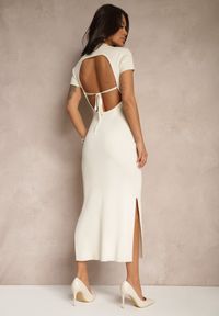 Renee - Jasnobeżowa Sukienka Bodycon z Dodatkiem Wiskozy Wycięciem z Prążkowanego Materiału Irittnea. Okazja: na co dzień. Kolor: beżowy. Materiał: materiał, wiskoza, prążkowany. Długość rękawa: krótki rękaw. Typ sukienki: bodycon. Styl: elegancki, casual