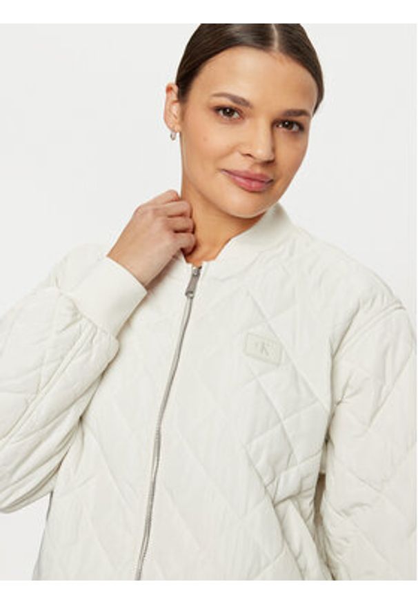 Calvin Klein Jeans Kurtka bomber J20J224701 Écru Relaxed Fit. Materiał: syntetyk