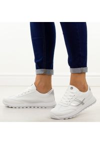 POTOCKI - Białe półbuty damskie Potocki 16352. Okazja: na co dzień. Nosek buta: okrągły. Zapięcie: sznurówki. Kolor: biały. Materiał: skóra. Sezon: jesień, wiosna. Styl: klasyczny, casual, sportowy #1