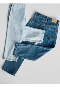 Reserved - Jeansy straight fit z haftem - niebieski. Kolor: niebieski. Wzór: haft