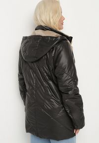 Born2be - Czarna Kurtka z Odpinanym Kapturem i Ozdobnym Pikowaniem Xalseli. Okazja: na co dzień, na spacer. Kolekcja: plus size. Kolor: czarny. Materiał: jeans. Styl: casual, elegancki, klasyczny #3