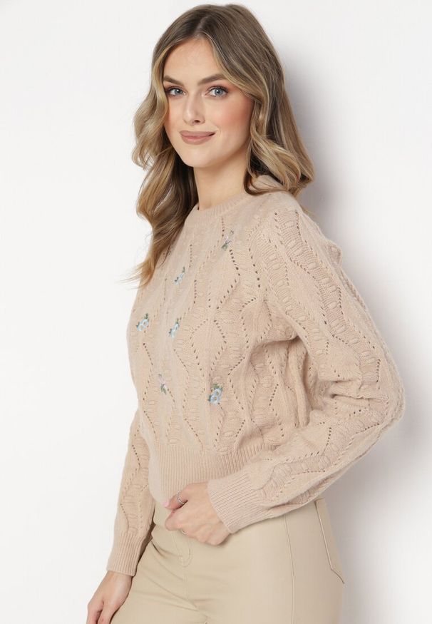 Born2be - Beżowy Sweter o Klasycznym Kroju z Haftowanymi Kwiatami Chasane. Kolor: beżowy. Materiał: bawełna, wełna. Wzór: kwiaty, haft. Styl: klasyczny
