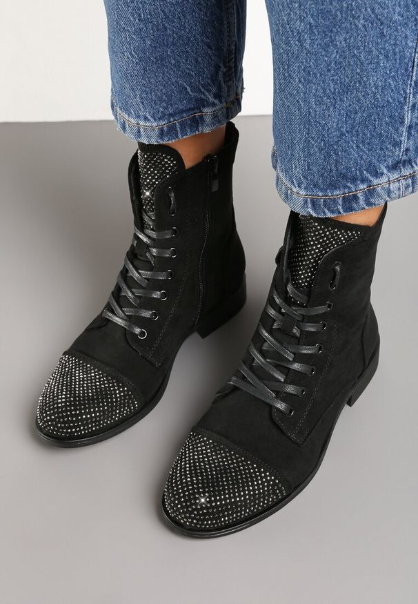 Renee - Czarne Botki na Płaskiej Podeszwie ze Sznurowaniem i Cyrkoniami Innama. Zapięcie: sznurówki. Kolor: czarny. Materiał: jeans. Obcas: na płaskiej podeszwie. Styl: elegancki