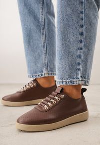 Born2be - Brązowe Wsuwane Tenisówki z Perforacją i Podeszwą z Bieżnikiem Illanya. Okazja: na co dzień. Zapięcie: bez zapięcia. Kolor: brązowy. Materiał: jeans. Szerokość cholewki: normalna. Styl: casual, klasyczny #1