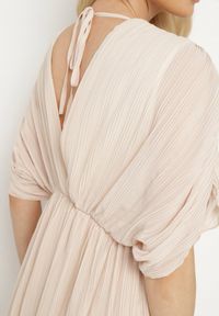 Born2be - Beżowa Sukienka Rozkloszowana z Wiązaniem na Szyi o Luźnym Kroju Napila. Okazja: na co dzień. Typ kołnierza: dekolt w kształcie V. Kolor: beżowy. Styl: klasyczny, casual, elegancki #3