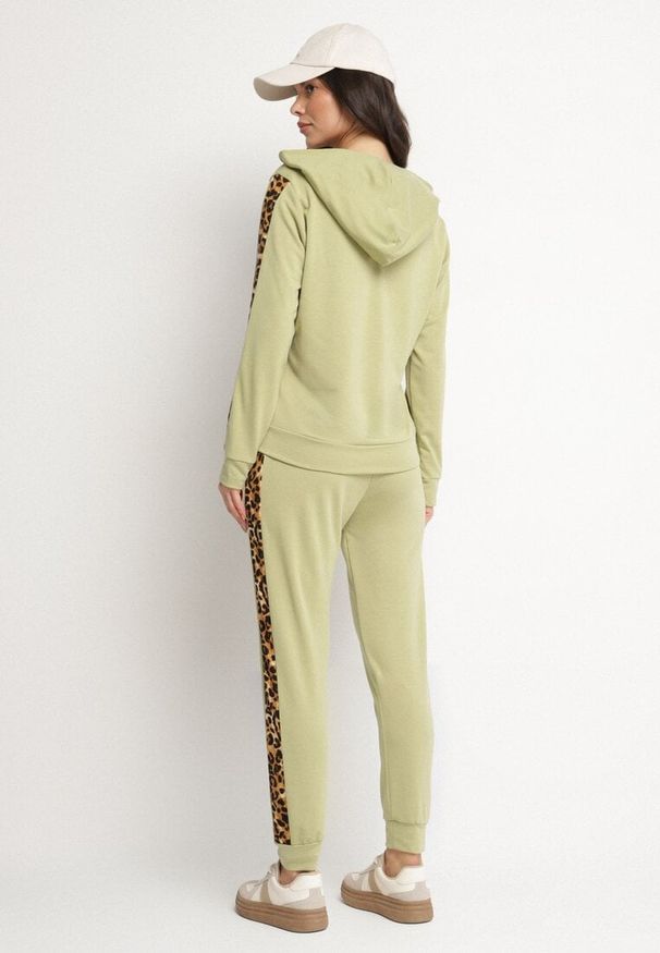 Born2be - Zielony Komplet Dresowy Bluza i Spodnie ze Zdobieniami w Panterkę Solhiris. Kolor: zielony. Materiał: dresówka. Wzór: aplikacja, motyw zwierzęcy