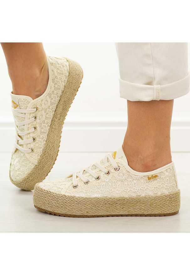 Beżowe trampki damskie, espadryle Lee Cooper 4328. Okazja: na co dzień, na spacer. Nosek buta: okrągły. Kolor: beżowy. Materiał: tkanina. Szerokość cholewki: normalna. Sezon: wiosna, lato. Styl: casual, klasyczny, elegancki