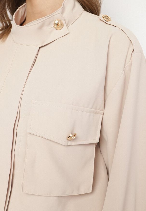 Born2be - Beżowa Kurtka ze Stójką i Ozdobnymi Guzikami Ściągana w Pasie Troczkiem Basalle. Okazja: na co dzień. Typ kołnierza: kołnierzyk stójkowy. Kolor: beżowy. Materiał: jeans. Styl: elegancki, casual