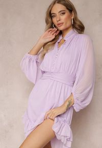 Renee - Fioletowa Sukienka Mini z Ozdobnymi Guzikami i Rękawem 3/4 Parissa. Okazja: na co dzień. Kolor: fioletowy. Materiał: materiał. Styl: casual. Długość: mini #3