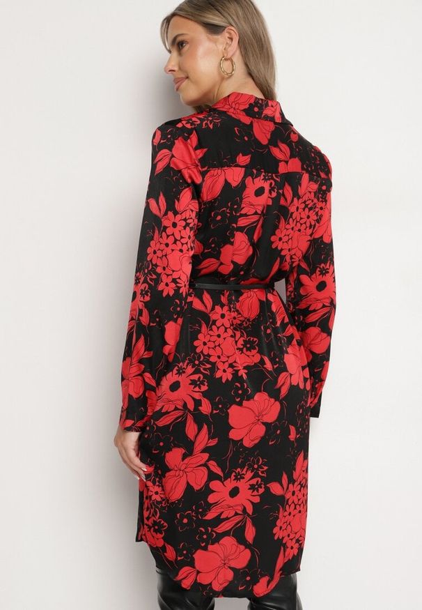 Born2be - Czarno-Czerwona Koszulowa Sukienka z Wiskozą w Kwiatowy Wzór z Dodatkowym Paskiem Ninira. Okazja: na co dzień, na spacer. Kolor: czarny. Materiał: wiskoza. Wzór: kwiaty. Typ sukienki: koszulowe. Styl: casual, klasyczny, elegancki