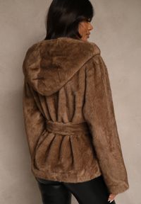 Renee - Jasnobrązowa Futerkowa Kurtka z Kapturem i Wiązanym Paskiem Zetele. Typ kołnierza: kaptur. Kolor: brązowy. Materiał: koronka, jeans #3