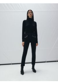 Reserved - Jeansy boyfriend slim z cekinami - czarny. Kolor: czarny #1