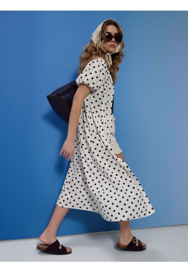 Sinsay - Sukienka midi w grochy z wiskozą i domieszką lnu - wielobarwny. Materiał: wiskoza, len. Wzór: grochy. Długość: midi