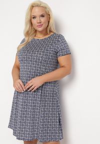 Born2be - Granatowa Wiskozowa Sukienka w Mozaikowy Wzór o Rozkloszowanym Kroju Faellina. Kolor: niebieski. Materiał: wiskoza. Sezon: lato #4
