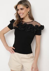 Born2be - Czarna Bawełniana Bluzka z Krótkim Rękawem i Siateczkową Wstawką Ozdobiona Falbanką Lelalia. Kolor: czarny. Materiał: bawełna. Długość rękawa: krótki rękaw. Długość: krótkie. Wzór: aplikacja. Styl: elegancki