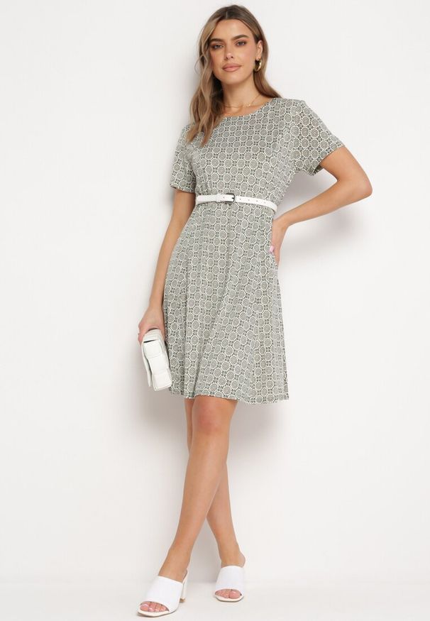 Born2be - Zielona Wiskozowa Sukienka w Mozaikowy Wzór o Rozkloszowanym Kroju Faellina. Kolor: zielony. Materiał: wiskoza. Sezon: lato