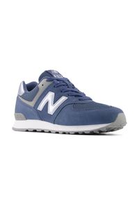 Buty dziecięce New Balance G5749QK – niebieskie. Okazja: na co dzień, na uczelnię. Kolor: niebieski. Materiał: zamsz, syntetyk, materiał. Szerokość cholewki: normalna. Model: New Balance 574. Sport: turystyka piesza #3