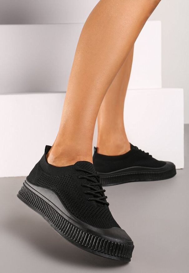 Born2be - Czarne Siateczkowe Trampki na Tłoczonej Podeszwie Eezore. Kolor: czarny. Materiał: jeans. Obcas: na obcasie. Styl: sportowy, klasyczny, elegancki. Wysokość obcasa: niski