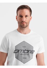 Ombre Clothing - T-shirt męski bawełniany z nadrukiem geometrycznym i logotypem - biały V1 OM-TSPT-0141 - XXL. Kolor: biały. Materiał: bawełna. Wzór: geometria, nadruk #5