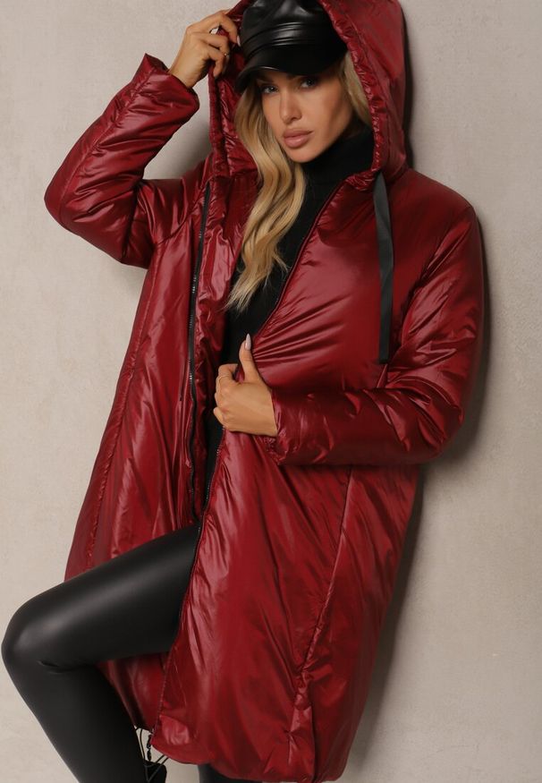 Renee - Bordowa Długa Kurtka o Prostym Kroju z Kapturem Ściągaczami i Kieszeniami Salenith. Typ kołnierza: kaptur. Kolor: czerwony. Materiał: jeans, wełna. Długość: długie. Sezon: zima
