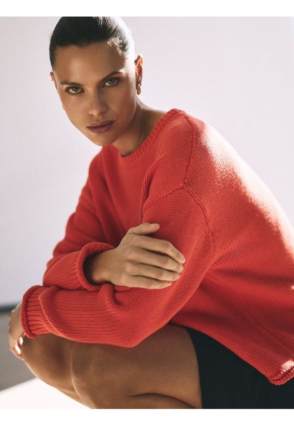 Reserved - Sweter oversize - pomarańczowy. Kolor: pomarańczowy. Materiał: dzianina, bawełna