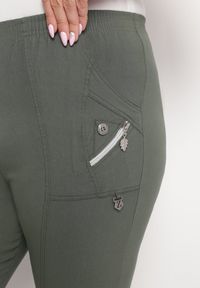 Born2be - Zielone Spodnie z Gumką w Talii z Wyższym Stanem i Ozdobnymi Suwakami Ferras. Stan: podwyższony. Kolor: zielony. Styl: elegancki #3