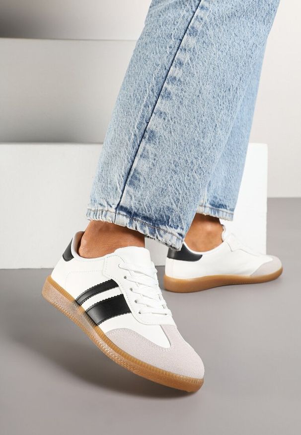 Born2be - Biało-Czarne Sneakersy Tenisówki z Ozdobnymi Paskami Danavin. Okazja: na co dzień. Zapięcie: pasek. Kolor: biały. Materiał: jeans. Wzór: paski. Obcas: na obcasie. Wysokość obcasa: niski