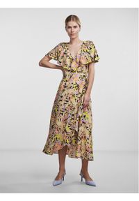 YAS Sukienka codzienna 26029386 Brązowy Regular Fit. Okazja: na co dzień. Kolor: brązowy. Materiał: wiskoza. Typ sukienki: proste. Styl: casual