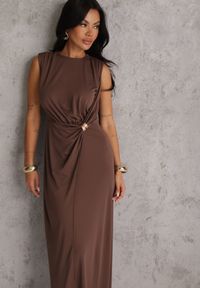 Renee - Brązowa Koktajlowa Sukienka Taliowana z Marszczeniami i Metaliczną Ozdobą Zellnixi. Kolor: brązowy. Wzór: aplikacja. Styl: wizytowy #3