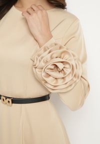 Born2be - Beżowa Sukienka Wieczorowa Ozdobiona Paskiem i Kwiatami 3D Temarita. Kolor: beżowy. Wzór: aplikacja, kwiaty. Styl: wizytowy #6