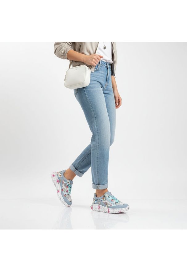 Sneakersy damskie Laura Vita, sznurowana cholewka z dekoracyjnym zamkiem oraz masywna podeszwa z nadrukiem na bokach, niebieskie, 06 SL2179-6B. Okazja: na co dzień, na spacer. Zapięcie: zamek. Kolor: niebieski. Szerokość cholewki: normalna. Wzór: nadruk. Sezon: wiosna, lato. Styl: casual