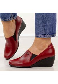 Czerwone Polskie półbuty damskie na koturnie Gregors 947. Okazja: na co dzień. Nosek buta: okrągły. Kolor: czerwony. Materiał: skóra. Szerokość cholewki: normalna. Sezon: wiosna, jesień, lato. Obcas: na koturnie. Styl: casual, elegancki, klasyczny #1