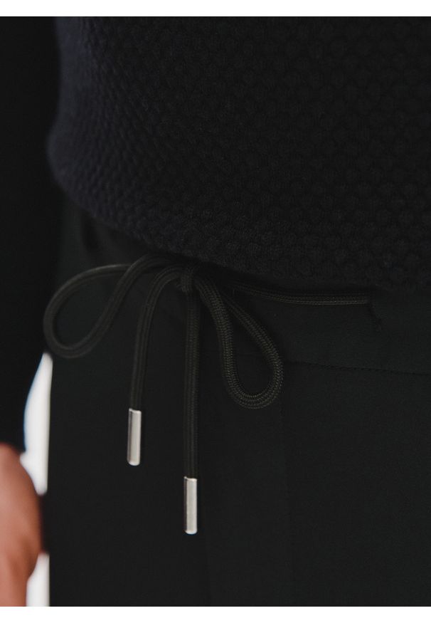 Pako Lorente - PAKO LORENTE – Czarne spodnie męskie. Kolor: czarny. Materiał: nylon, elastan. Wzór: gładki. Sezon: zima, jesień. Styl: klasyczny