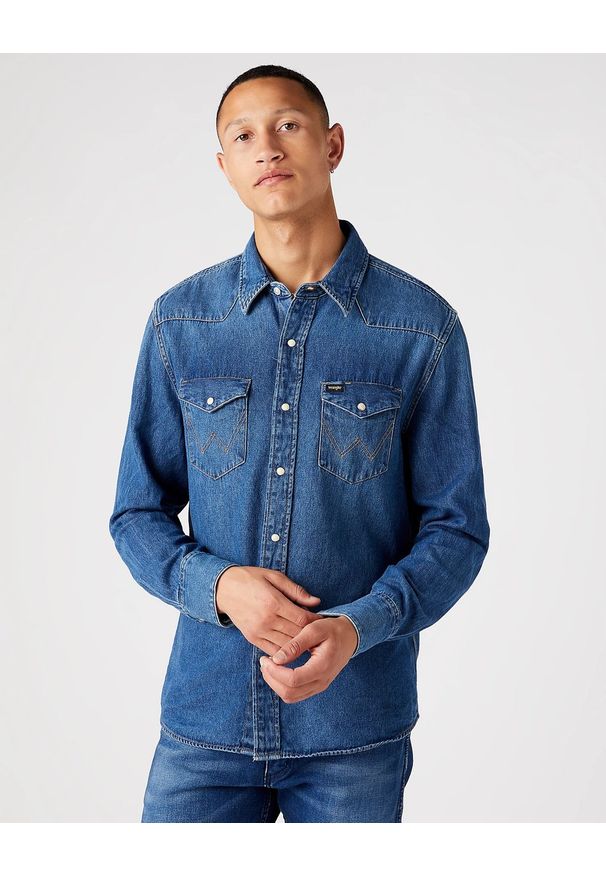 Wrangler - WRANGLER 27MW 1YEAR MĘSKA KOSZULA JEANSOWA JEANS W5MSLW924 112130248. Okazja: do pracy, na co dzień. Typ kołnierza: kaptur. Materiał: jeans. Długość rękawa: długi rękaw. Długość: długie. Sezon: lato. Styl: elegancki, casual, vintage, klasyczny