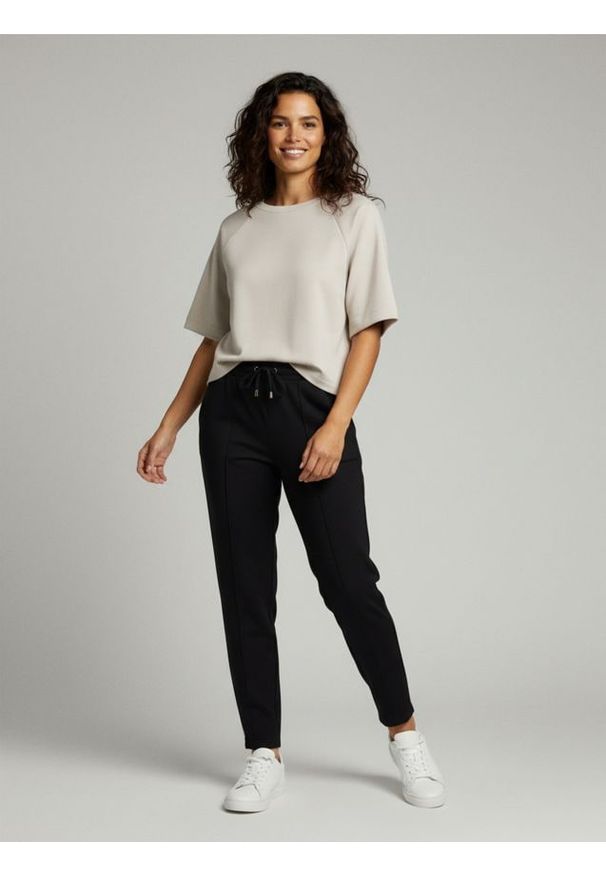 Sinsay - Spodnie cygaretki z dzianiny z wiskozą - czarny. Kolor: czarny. Materiał: dzianina, wiskoza