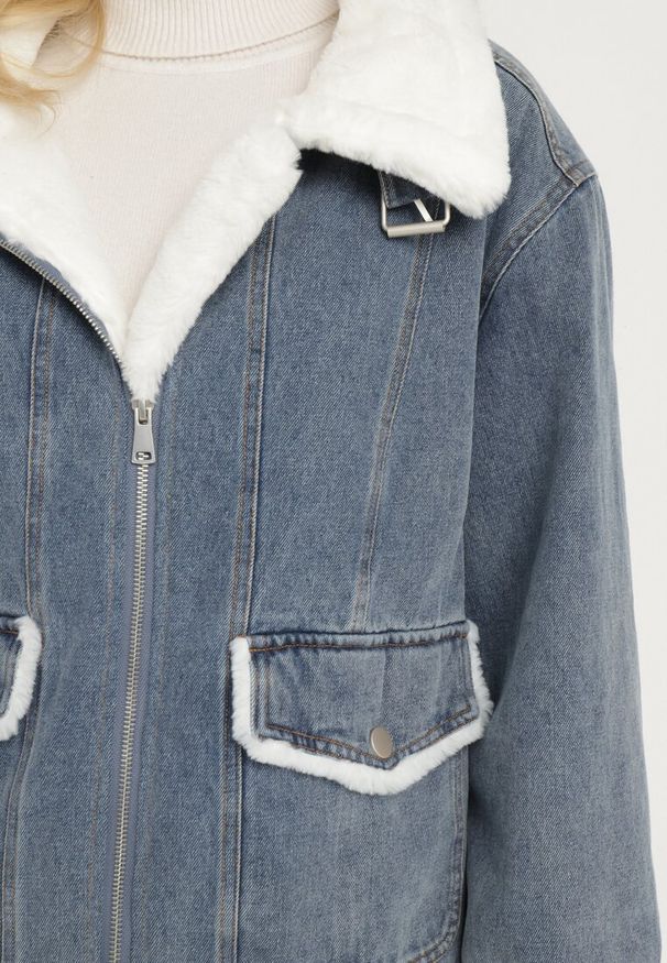 Born2be - Niebieska Kurtka Jeansowa z Bawełną Ozdobiona Futerkiem i Klamrą Senivra. Okazja: na co dzień. Kolor: niebieski. Materiał: bawełna, jeans, futro. Długość rękawa: długi rękaw. Długość: długie. Wzór: aplikacja. Styl: elegancki, casual
