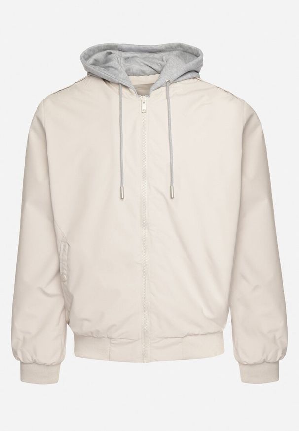 Born2be - Jasnobeżowa Kurtka Bomberka Zapinana na Napy Wykończona Ściągaczem Nevelisea. Okazja: na co dzień. Kolor: beżowy. Materiał: jeans. Styl: sportowy, casual, elegancki