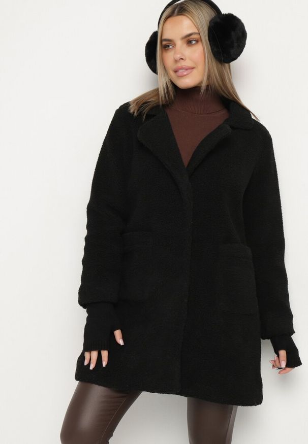 Born2be - Czarny Futrzany Płaszcz Ozdobiony Kieszeniami Mortisa. Okazja: na co dzień. Kolor: czarny. Materiał: futro. Wzór: aplikacja. Styl: casual, elegancki