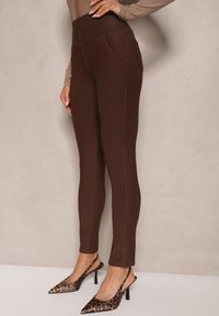Renee - Brązowe Spodnie o Fasonie Skinny z Gumką w Pasie i Kieszeniami Rizeena. Okazja: na co dzień. Kolor: brązowy. Styl: elegancki, casual #3