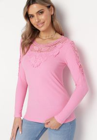 Born2be - Różowa Elastyczna Bluzka z Ozdobną Koronką Lithaa. Kolor: różowy. Materiał: koronka. Wzór: koronka #1