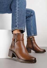 Renee - Brązowe Botki na Słupkowym Obcasie Zdobione Aplikacją Tulaviera. Okazja: na co dzień. Kolor: brązowy. Materiał: jeans. Szerokość cholewki: normalna. Wzór: aplikacja. Obcas: na obcasie. Styl: casual. Wysokość obcasa: średni