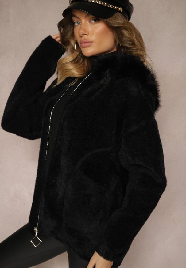 Renee - Czarna Bluza z Wełną z Kapturem i Kieszeniami Ozdobiona Futerkiem Siliti. Okazja: na co dzień. Typ kołnierza: kaptur. Kolor: czarny. Materiał: wełna, futro. Wzór: aplikacja. Sezon: zima, jesień. Styl: casual, elegancki