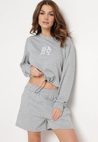 Born2be - Szary 2-Częściowy Komplet Dresowy Bluza z Nadrukiem i Luźne Szorty z Kieszeniami Ridana. Kolor: szary. Materiał: dresówka. Wzór: nadruk #5