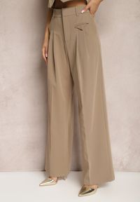 Renee - Ciemnobeżowe Eleganckie Spodnie Garniturowe z Wysokim Stanem Lainiva. Okazja: na imprezę. Stan: podwyższony. Kolor: beżowy. Styl: elegancki