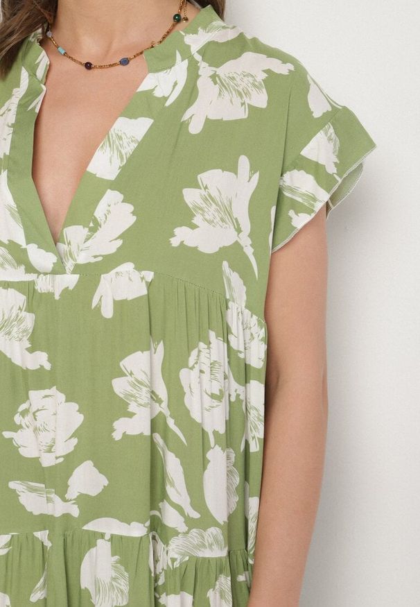 Born2be - Jasnozielona Bawełniana Sukienka o Kroju Oversize w Kwiaty Liralea. Okazja: na spacer, na co dzień. Kolor: zielony. Materiał: bawełna. Wzór: kwiaty. Typ sukienki: oversize. Styl: casual, klasyczny