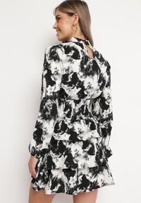 Born2be - Czarna Rozkloszowana Sukienka Mini z Ozdobnym Marszczeniem Mimizari. Okazja: na co dzień. Kolor: czarny. Typ sukienki: proste. Styl: casual, elegancki. Długość: mini #4